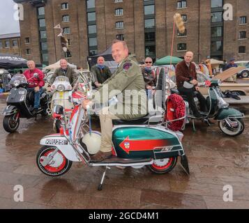 London, Großbritannien. August 2021. Classic Car Boot Sale kehrt zu King's Cross zurück. Der vom Designstudio HemingwayDesign kuratierte Classic Car Boot Sale wird über 100 geschäftige Marktstände mit Mode, Haushaltswaren, Kunst und Accessoires präsentieren und ist damit in diesem Sommer Londons heißester Ort für Vintage-Picks. Ein solches Juwel ist der Lambretta-Roller, der im britischen Film Quadrophenia von 1979 verwendet wurde und von Phil Daniels signiert wurde und über das Wochenende in den Verkauf gehen wird. Quelle: Paul Quezada-Neiman/Alamy Live News Stockfoto