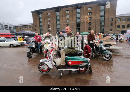 London, Großbritannien. August 2021. Classic Car Boot Sale kehrt zu King's Cross zurück. Der vom Designstudio HemingwayDesign kuratierte Classic Car Boot Sale wird über 100 geschäftige Marktstände mit Mode, Haushaltswaren, Kunst und Accessoires präsentieren und ist damit in diesem Sommer Londons heißester Ort für Vintage-Picks. Ein solches Juwel ist der Lambretta-Roller, der im britischen Film Quadrophenia von 1979 verwendet wurde und von Phil Daniels signiert wurde und über das Wochenende in den Verkauf gehen wird. Quelle: Paul Quezada-Neiman/Alamy Live News Stockfoto