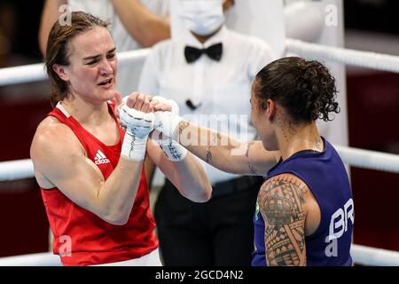 Tokio, Japan. August 2021. Kellie Anne Harrington (rot) aus Irland und Beatriz Ferreira aus Brasilien zeigen nach dem leichten (57-60kg) Finale der Olympischen Spiele 2020 in Tokio, Japan, am 8. August 2021, Respekt füreinander. Kredit: Ou Dongqu/Xinhua/Alamy Live Nachrichten Stockfoto