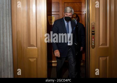 Der US-Senator Sheldon Whitehouse (Demokrat von Rhode Island) und der US-Senator Richard Blumenthal (Demokrat von Connecticut) kommen am Samstag, den 7. August 2021, zur Abstimmung im US-Kapitol in Washington, DC, in die Senatskammer. Kredit: Rod Lamkey / CNP Stockfoto