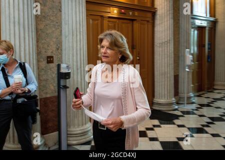 Die Senatorin der Vereinigten Staaten, Lisa Murkowski (Republikanerin von Alaska), trifft am Samstag, den 7. August 2021, zur Abstimmung im US-Kapitol in Washington, DC, in die Senatskammer ein. Kredit: Rod Lamkey / CNP Stockfoto