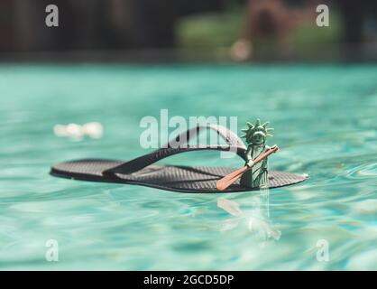 LEGO Freiheitsstatue beim Schwimmen auf dem Flip Flop Stockfoto