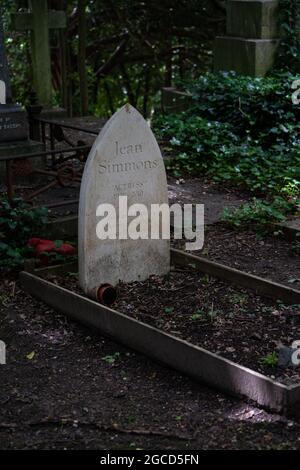 Grabdenkmal der Schauspielerin Jean Simmons auf dem Londoner Highgate Cemetery Stockfoto