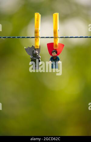 LEGO minifiguren batman und Superman auf Wäschesteinen Stockfoto