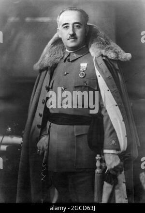 SPANIEN - 1930 - formelles Studioporträt des spanischen Diktators General Francisco Franco (rechts 1892-1975) in einem Winterumhang - Foto: Geopix Stockfoto