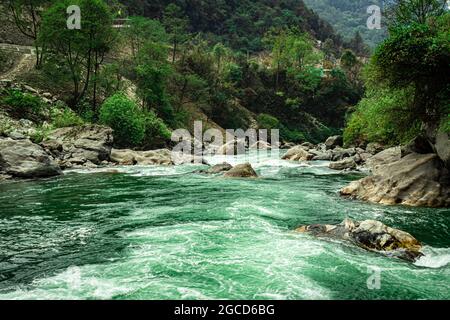 Gebirgsfluss extremer Wasserfluss in Wäldern bei Tag Langaufnahme Bild wird am dirang Fluss tawang arunachal pradesh indien aufgenommen. Stockfoto