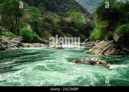 Gebirgsfluss extremer Wasserfluss in Wäldern bei Tag Langaufnahme Bild wird am dirang Fluss tawang arunachal pradesh indien aufgenommen. Stockfoto