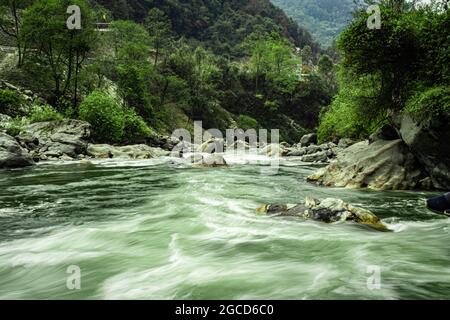 Gebirgsfluss extremer Wasserfluss in Wäldern bei Tag Langaufnahme Bild wird am dirang Fluss tawang arunachal pradesh indien aufgenommen. Stockfoto