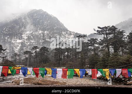 Schneedeckenberge mit buddhistischen Gebetsfahnen am Morgen das Bild wurde am madhuri-See tawang arunachal pradesh aufgenommen. Stockfoto