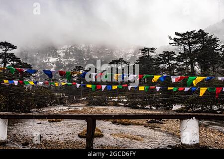 Schneedeckenberge mit buddhistischen Gebetsfahnen am Morgen das Bild wurde am madhuri-See tawang arunachal pradesh aufgenommen. Stockfoto