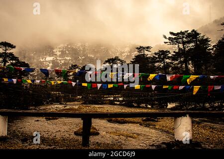 Schneedeckenberge mit buddhistischen Gebetsfahnen am Morgen das Bild wurde am madhuri-See tawang arunachal pradesh aufgenommen. Stockfoto