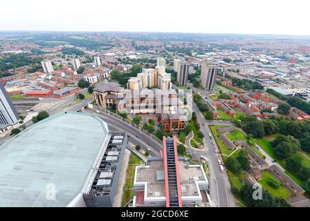 Eine von vielen Aussichten über das Stadtzentrum von Leeds vom höchsten Gebäude von Yorkshire, dem „Altus House“ Stockfoto