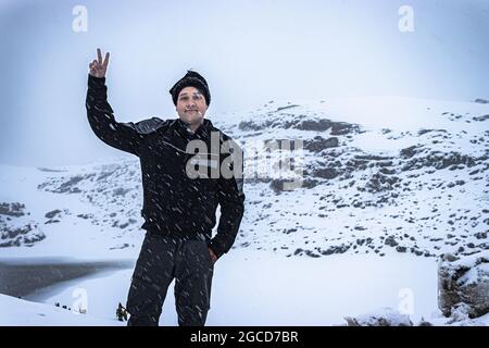 Der junge Mann, der am Morgen den Schneefall in den himalaya-Bergen genießt, nimmt das Bild am madhuri-See tawang arunachal pradesh auf. Stockfoto