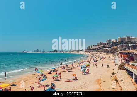 Tarragona Spanien 10. Juli 2017 Meereslandschaft. Malerische Altstadt mit schönem Sandstrand und klarem blauen Wasser in der Bucht Stockfoto