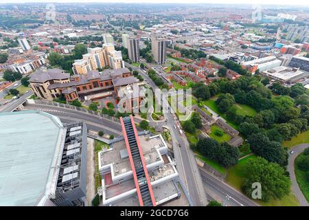 Eine von vielen Aussichten über das Stadtzentrum von Leeds vom höchsten Gebäude von Yorkshire, dem „Altus House“ Stockfoto