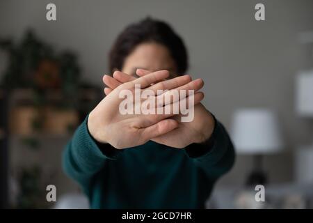 Nahaufnahme einer Frau, die ein Stopp- oder Verteidigungszeichen zeigt und Nein sagt Stockfoto