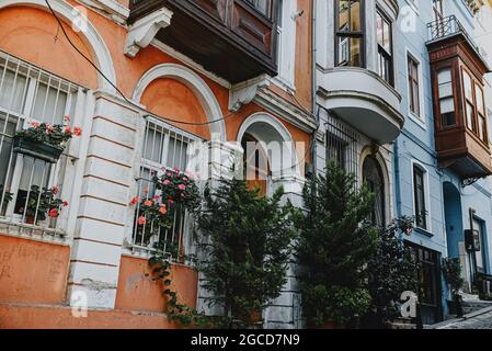 Blick auf die Straße im Stadtteil Taksim in Istanbul. Taksim ist eine beliebte Touristenattraktion in Istanbul, Türkei Stockfoto