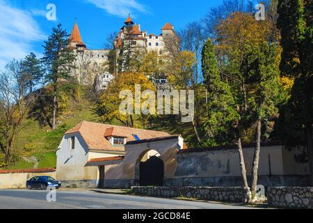 Malerische Dracula Burg auf dem Hügel und Herbstlandschaft mit bunten Laubbäumen, Bran, Siebenbürgen, Rumänien, Europa Stockfoto