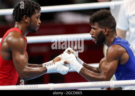 Tokio, Japan. August 2021. Andy Cruz (R) aus Kuba und Keyshawn Davis aus den Vereinigten Staaten zeigen Respekt füreinander während des leichten (57-63kg) Endkampfes der Männer zwischen Andy Cruz aus Kuba und Keyshawn Davis aus den Vereinigten Staaten bei den Olympischen Spielen 2020 in Tokio, Japan, am 8. August 2021. Kredit: Ou Dongqu/Xinhua/Alamy Live Nachrichten Stockfoto