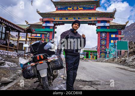 Solo jungen Fahrrad ridder Mann mit seinem geladenen Fahrrad am Bergpass am Tag aus flachen Winkel Bild wird am sela-Pass tawang arunachal pradesh indien genommen Stockfoto