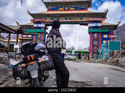 Solo jungen Fahrrad ridder Mann mit seinem geladenen Fahrrad am Bergpass am Tag aus flachen Winkel Bild wird am sela-Pass tawang arunachal pradesh indien genommen Stockfoto