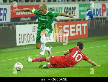 BUKAREST, RUMÄNIEN - 3. NOVEMBER 2011: Yaniv Katan (L) von Maccabi und Cristian Tanase (R) von FCSB im Einsatz während des UEFA Europa League Group J-Spiels zwischen FCSB und Maccabi Haifa in der National Arena. Stockfoto