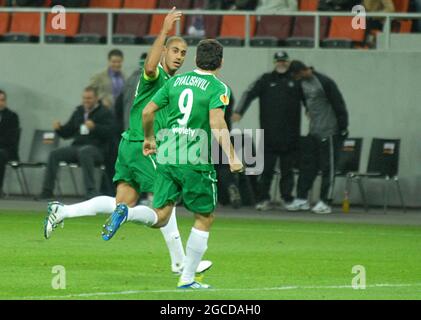 BUKAREST, RUMÄNIEN - 3. NOVEMBER 2011: Yaniv Katan aus Maccabi feiert, nachdem er während des UEFA Europa League-Spiels der Gruppe J zwischen FCSB und Maccabi Haifa in der National Arena ein Tor erzielt hat. Stockfoto