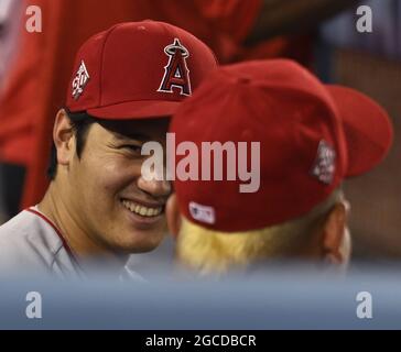 Los Angeles, Usa. August 2021. Los Angeles Angels Pitcher Shohei Ohtani teilt sich einen Lichtmoment mit einem Teamkollegen während ihres Spiels mit den Los Angeles Dodgers im Dodger Stadium in Los Angeles am Samstag, den 7. August 2021. Foto von Jim Ruymen/UPI Credit: UPI/Alamy Live News Stockfoto
