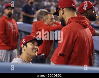 Los Angeles, Usa. August 2021. Los Angeles Angels Pitcher Shohei Ohtani teilt sich einen Lichtmoment mit einem Teamkollegen während ihres Spiels mit den Los Angeles Dodgers im Dodger Stadium in Los Angeles am Samstag, den 7. August 2021. Foto von Jim Ruymen/UPI Credit: UPI/Alamy Live News Stockfoto