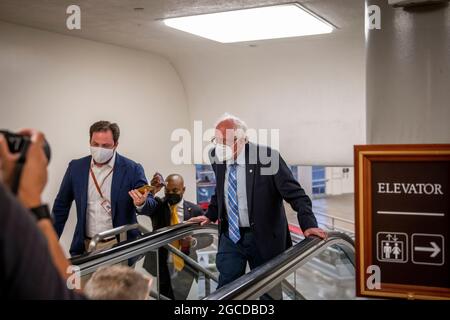 Der Senator der Vereinigten Staaten, Bernie Sanders (Independent of Vermont), geht am Samstag, den 7. August 2021, durch die Senatsbahn des US-Kapitols, um in Washington, DC, abzustimmen. (Foto von Rod Lampey / CNP/Sipa USA) Stockfoto