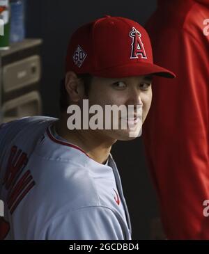 Los Angeles, Usa. August 2021. Der Los Angeles Angels Pitcher Shohei Ohtani schaut während ihres Spiels mit den Los Angeles Dodgers im Dodger Stadium in Los Angeles am Samstag, den 7. August 2021, vom Dugout aus. Foto von Jim Ruymen/UPI Credit: UPI/Alamy Live News Stockfoto