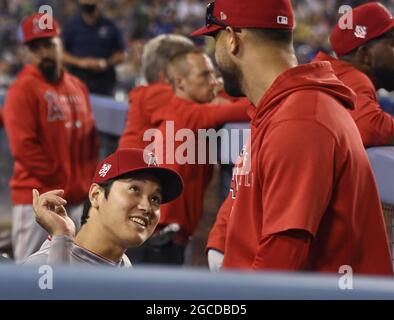 Los Angeles, Usa. August 2021. Los Angeles Angels Pitcher Shohei Ohtani teilt sich einen Lichtmoment mit einem Teamkollegen während ihres Spiels mit den Los Angeles Dodgers im Dodger Stadium in Los Angeles am Samstag, den 7. August 2021. Foto von Jim Ruymen/UPI Credit: UPI/Alamy Live News Stockfoto