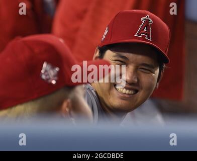 Los Angeles, Usa. August 2021. Los Angeles Angels Pitcher Shohei Ohtani teilt sich einen Lichtmoment mit einem Teamkollegen während ihres Spiels mit den Los Angeles Dodgers im Dodger Stadium in Los Angeles am Samstag, den 7. August 2021. Foto von Jim Ruymen/UPI Credit: UPI/Alamy Live News Stockfoto