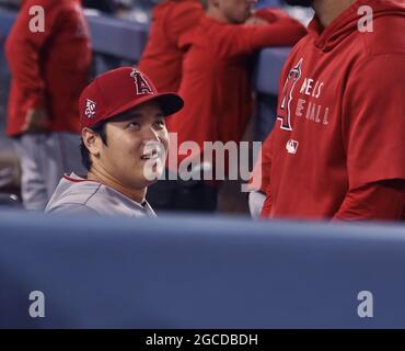 Los Angeles, Usa. August 2021. Los Angeles Angels Pitcher Shohei Ohtani teilt sich einen Lichtmoment mit einem Teamkollegen während ihres Spiels mit den Los Angeles Dodgers im Dodger Stadium in Los Angeles am Samstag, den 7. August 2021. Foto von Jim Ruymen/UPI Credit: UPI/Alamy Live News Stockfoto