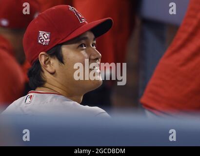 Los Angeles, Usa. August 2021. Los Angeles Angels Pitcher Shohei Ohtani teilt sich einen Lichtmoment mit einem Teamkollegen während ihres Spiels mit den Los Angeles Dodgers im Dodger Stadium in Los Angeles am Samstag, den 7. August 2021. Foto von Jim Ruymen/UPI Credit: UPI/Alamy Live News Stockfoto