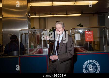 Der Senator der Vereinigten Staaten, John Neely Kennedy (Republikaner von Louisiana), kommt in einem Zug in der Senate-U-Bahn an, um am Samstag, den 7. August 2021, im US-Kapitol in Washington, DC, zu einer Abstimmung zu kommen. (Foto von Rod Lampey / CNP/Sipa USA) Stockfoto