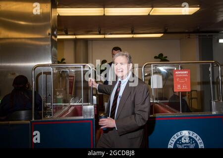 Der Senator der Vereinigten Staaten, John Neely Kennedy (Republikaner von Louisiana), kommt in einem Zug in der Senate-U-Bahn an, um am Samstag, den 7. August 2021, im US-Kapitol in Washington, DC, zu einer Abstimmung zu kommen. (Foto von Rod Lampey / CNP/Sipa USA) Stockfoto