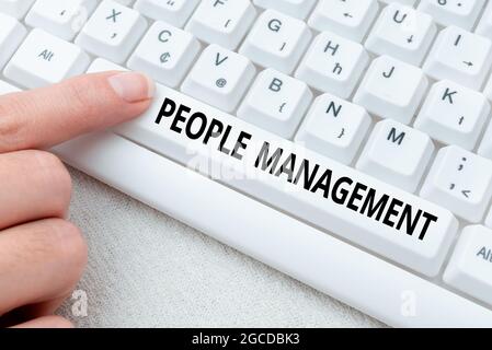 Schild mit People Management. Konzeptueller Fotoprozess zur Entsperrung und Kanalisierung potenzieller Mitarbeiter Lady-Finger-showing-Pressing-Tastatur Stockfoto