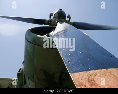 Altes verlassenes Flugzeug. Die Basis von verlassenen zerbrochenen Flugzeugen. Stockfoto