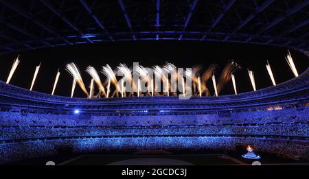 Tokio, Japan. August 2021. Ein Feuerwerk signalisiert den Beginn der Abschlussfeier der Olympischen Sommerspiele 2020 im Olympiastadion in Tokio, Japan, am Sonntag, den 8. August 2021. Foto von Tasos Katopodis/UPI Credit: UPI/Alamy Live News Stockfoto