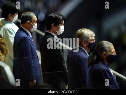 Kronprinz Akishino (Mitte) und der japanische Premierminister Yoshihide Suga (links) während der Abschlusszeremonie der Olympischen Spiele 2020 in Tokio im japanischen Olympiastadion. Bilddatum: Sonntag, 8. August 2021. Stockfoto