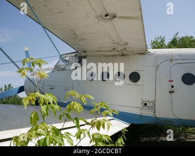 Altes verlassenes Flugzeug. Die Basis von verlassenen zerbrochenen Flugzeugen. Stockfoto