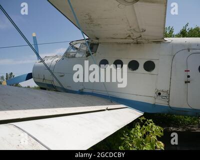 Altes verlassenes Flugzeug. Die Basis von verlassenen zerbrochenen Flugzeugen. Stockfoto