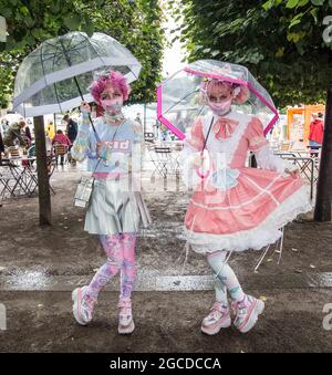 London, Großbritannien. August 2021. Zwei Mädchen in Manga- und Anime-Kleidern, die in London King Cross zu sehen sind. Quelle: Paul Quezada-Neiman/Alamy Live News Stockfoto