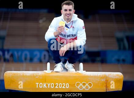 Fileboto vom 01-08-2021 des britischen Max Whitlock feiert mit seiner Goldmedaille, nachdem er am neunten Tag der Olympischen Spiele 2020 in Tokio im Ariake Gymnastik Center das Pommel Horse Finale der Männer gewonnen hatte. Ausgabedatum: Sonntag, 8. August 2021. Stockfoto