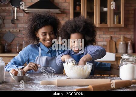 Glückliche Biracial Mutter und Tochter Backen in der Küche Stockfoto