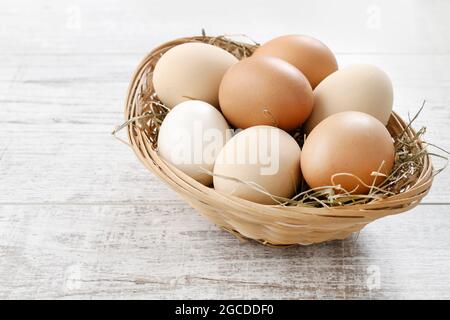 Weidenkorb mit Eiern. Gesunde Ernährung Stockfoto