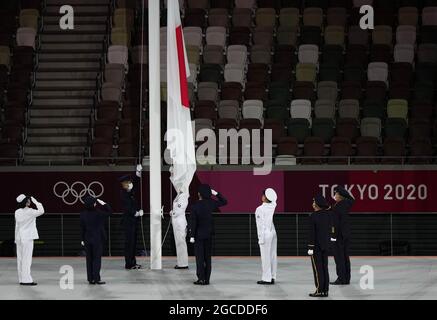 Tokio, Japan. August 2021. Die japanische Nationalflagge wird während der Abschlusszeremonie der Olympischen Spiele 2020 in Tokio am 8. August 2021 im Olympiastadion in Tokio, Japan, angehoben. Quelle: Liu Dawei/Xinhua/Alamy Live News Stockfoto