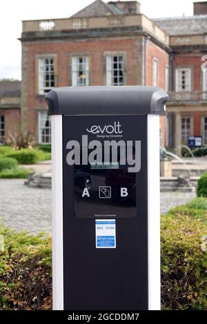 NOTTINGHAM, GROSSBRITANNIEN - 14. Juni 2021: Eine vertikale Aufnahme des Elektroautos mit eVolt auf einem Parkplatz in Nottingham, Großbritannien Stockfoto