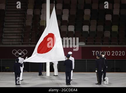 Tokio, Japan. August 2021. Die japanischen Selbstverteidigungskräfte heben die nationale Flagge während der Abschlusszeremonie der Olympischen Sommerspiele 2020 im Olympiastadion in Tokio, Japan, am Sonntag, den 8. August 2021. Foto von Tasos Katopodis/UPI Credit: UPI/Alamy Live News Stockfoto